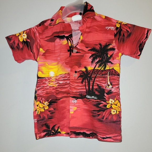 🏝 Toddler Boys Red Hawaiian Print Button Front Shirt 2T Tropical Vacation Vibes - Picture 1 of 6